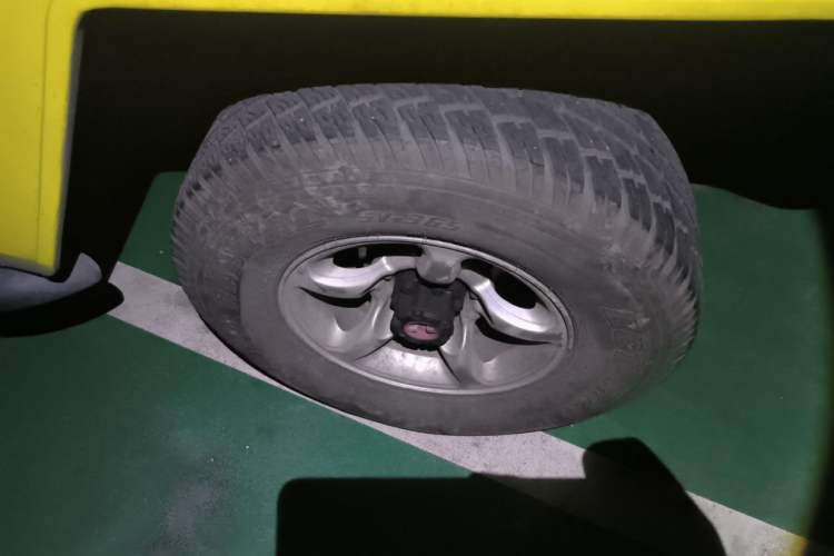 Used BAW Zhanqi 2010 2.0L hardtop version Right Front Wheel Hub