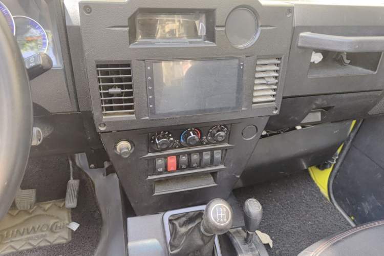 Used BAW Zhanqi 2016 2.0L Gladiator Luxury Edition China V Audio And AC Panel