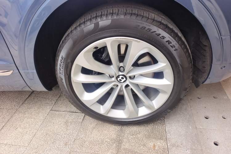Used Bentley Bentayga 2016 6.0T First Edition Limited Edition Right Front Wheel Hub
