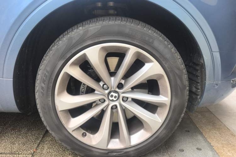 Used Bentley Bentayga 2016 6.0T First Edition Limited Edition Right Front Wheel Hub