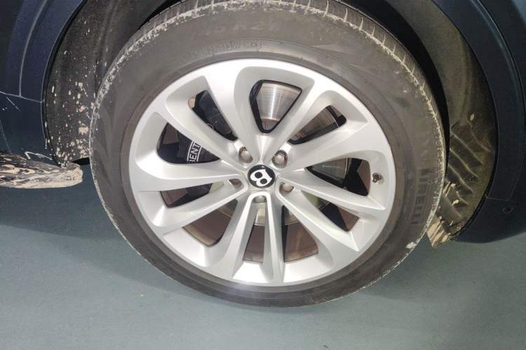 Used Bentley Bentayga 2017 6.0T Standard Edition Right Front Wheel Hub