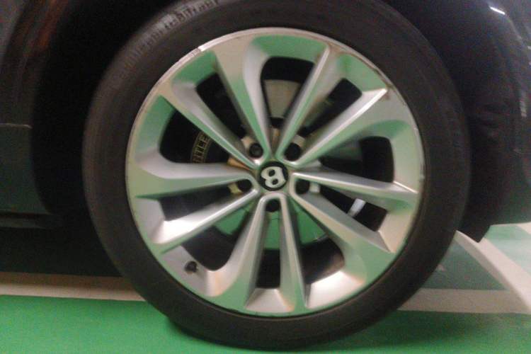 Used Bentley Bentayga 2017 6.0T Standard Edition Right Front Wheel Hub