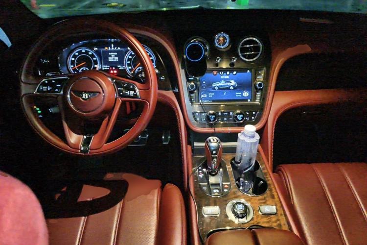 Used Bentley Bentayga 2018 4.0T V8 Center Console