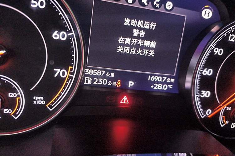 Used Bentley Bentayga 2018 4.0T V8 Odometer Close Up