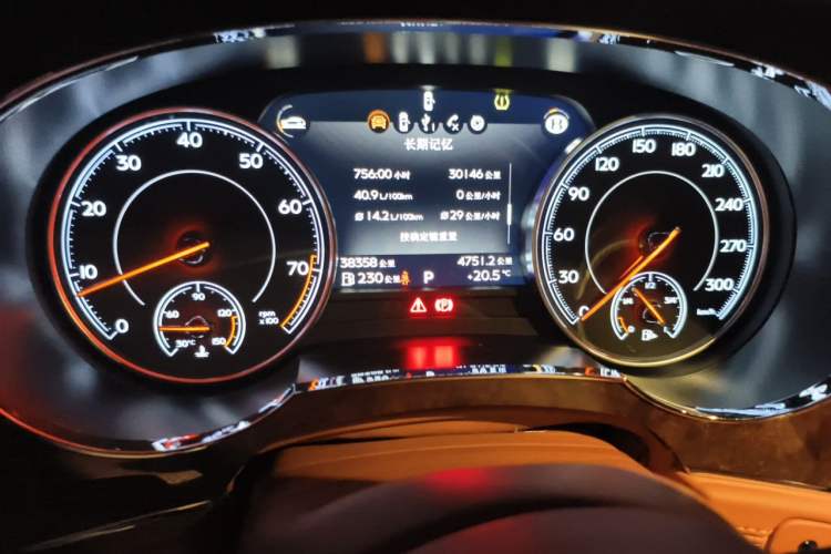 Used Bentley Bentayga 2018 4.0T V8 Odometer Close Up