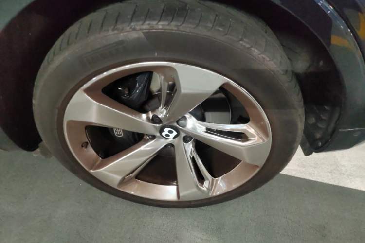 Used Bentley Bentayga  Right Front Wheel Hub