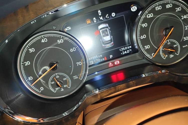 Used Bentley Bentayga 2018 4.0T V8 Odometer Close Up