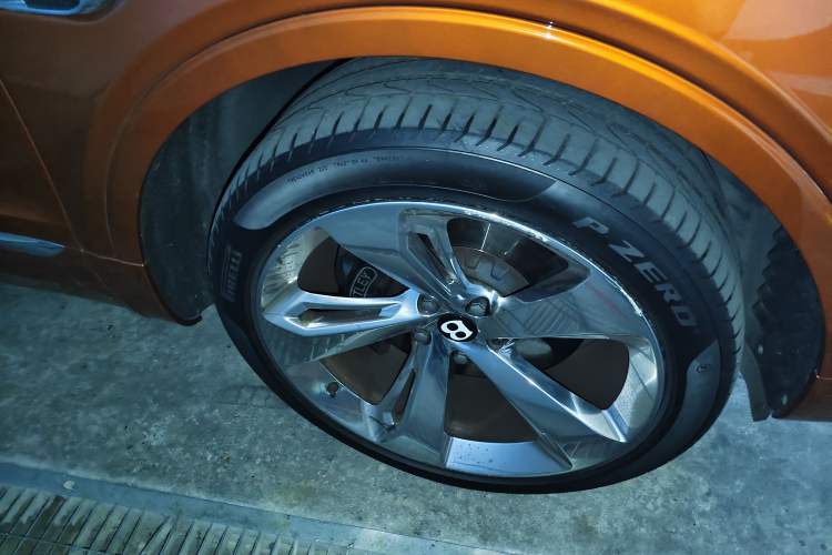 Used Bentley Bentayga 2018 4.0T V8 Right Front Wheel Hub