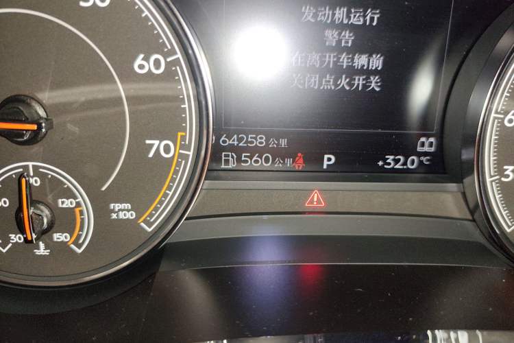 Used Bentley Bentayga 2018 4.0T V8 Odometer Close Up