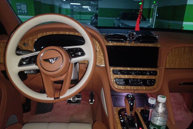 Used Bentley Bentayga 2021 4.0T V8 Center Console