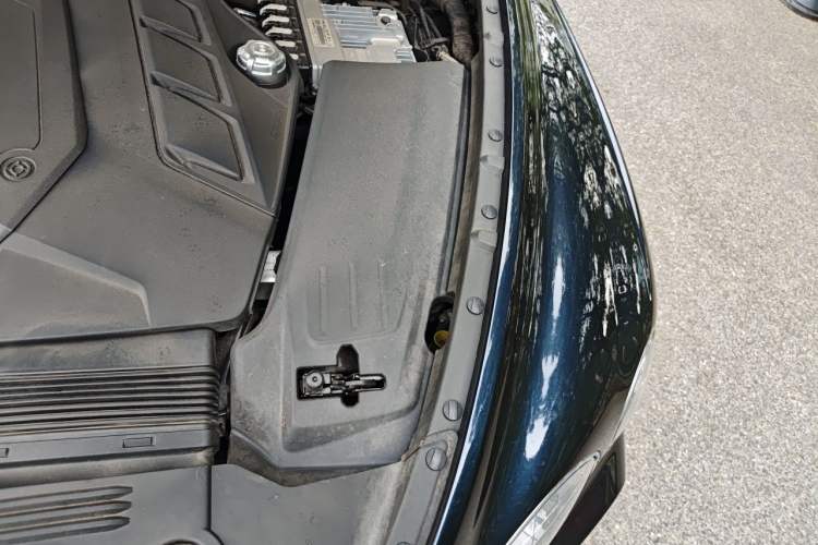 Used Bentley Bentayga 2021 4.0T V8 Engine Bay Left