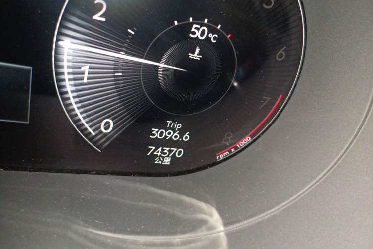 Used Bentley Bentayga 2021 4.0T V8 Odometer Close Up