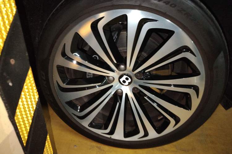 Used Bentley Bentayga 2021 4.0T V8 Right Front Wheel Hub