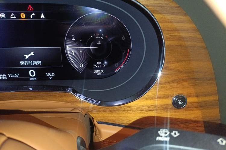 Used Bentley Bentayga 2021 4.0T V8 Odometer Close Up