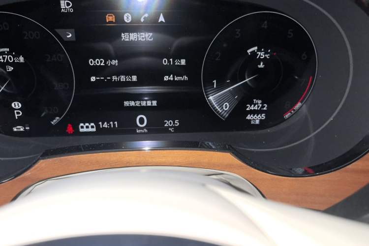 Used Bentley Bentayga 2021 4.0T V8 Odometer Close Up