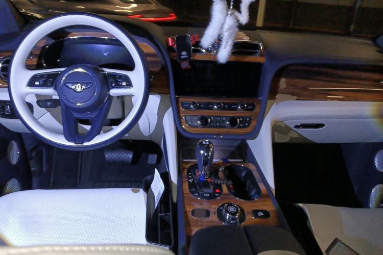 Used Bentley Bentayga 2022 4.0T V8 Center Console