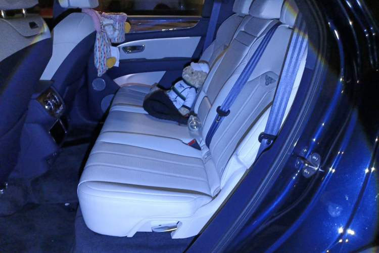 Used Bentley Bentayga 2022 4.0T V8 Left Rear Seat