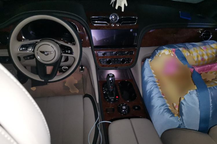 Used Bentley Bentayga 2022 4.0T V8 Center Console