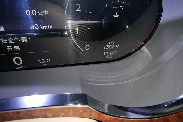 Used Bentley Bentayga 2022 4.0T V8 Odometer Close Up