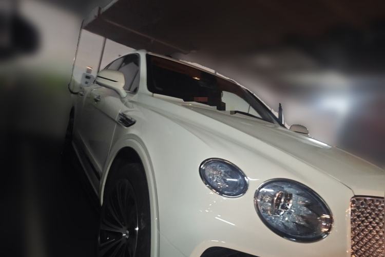 Used Bentley Bentayga 2022 4.0T V8 Front Right 45 Deg