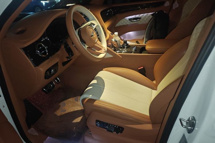 Used Bentley Bentayga 2022 4.0T V8 Left Front Seat
