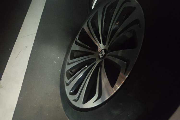 Used Bentley Bentayga 2022 4.0T V8 Right Front Wheel Hub