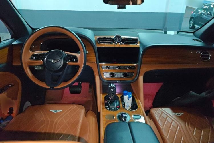 Used Bentley Bentayga 2023 4.0T V8 Long Wheelbase Edition Center Console