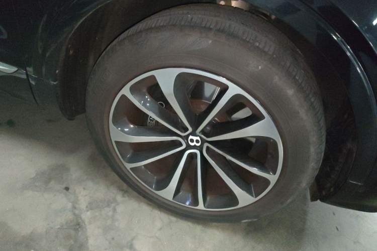 Used Bentley Bentayga 2023 4.0T V8 Long Wheelbase Edition Right Front Wheel Hub