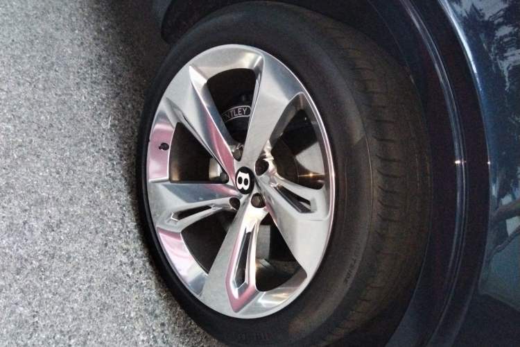 Used Bentley Bentayga  Right Front Wheel Hub
