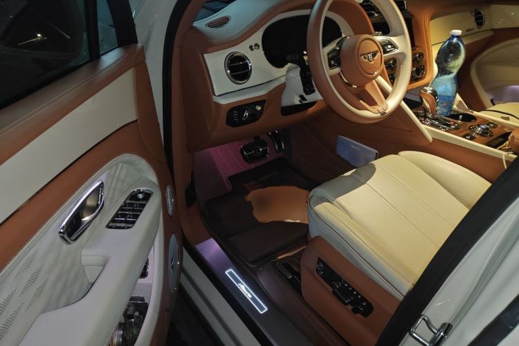 Used Bentley Bentayga 2023 4.0T V8 Long-Wheelbase Audie Edition Driver Seat