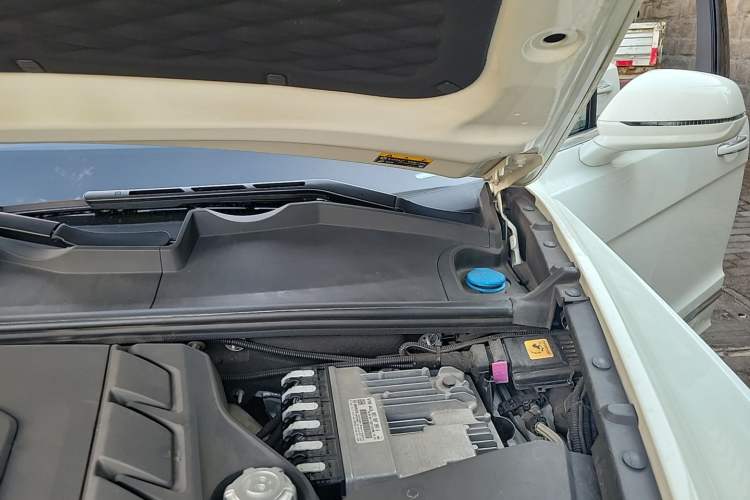 Used Bentley Bentayga 2023 4.0T V8 Long-Wheelbase Audie Edition Engine Bay Left