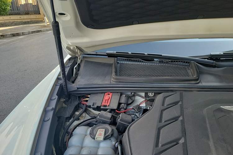 Used Bentley Bentayga 2023 4.0T V8 Long-Wheelbase Audie Edition Engine Bay Right