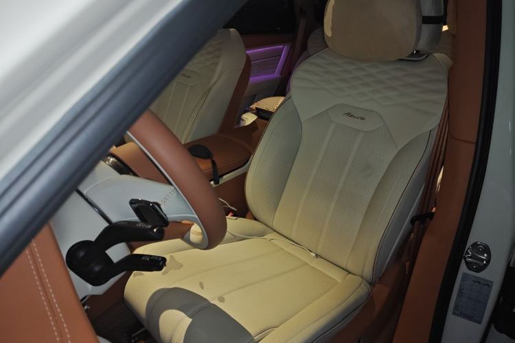 Used Bentley Bentayga 2023 4.0T V8 Long-Wheelbase Audie Edition Left Front Seat