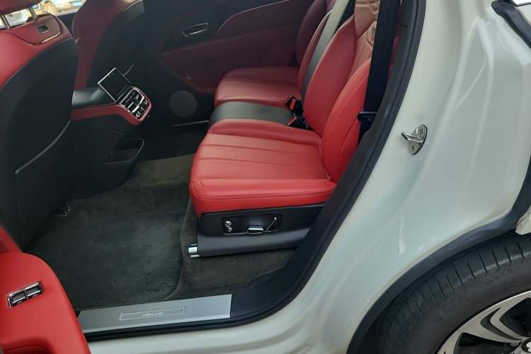 Used Bentley Bentayga 2023 4.0T V8 Long-Wheelbase Audie Edition Left Rear Seat