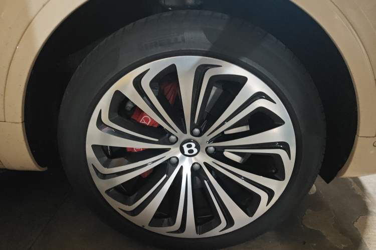 Used Bentley Bentayga 2023 4.0T V8 Long-Wheelbase Audie Edition Right Front Wheel Hub