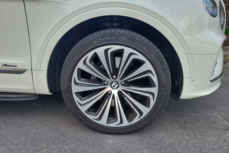 Used Bentley Bentayga 2023 4.0T V8 Long-Wheelbase Audie Edition Right Front Wheel Hub