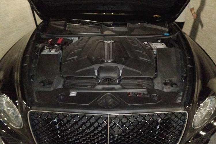 Used Bentley Bentayga 2024 4.0T V8 Long-Wheelbase Version Engine Bay