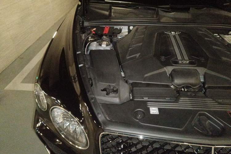 Used Bentley Bentayga 2024 4.0T V8 Long-Wheelbase Version Engine Bay Right
