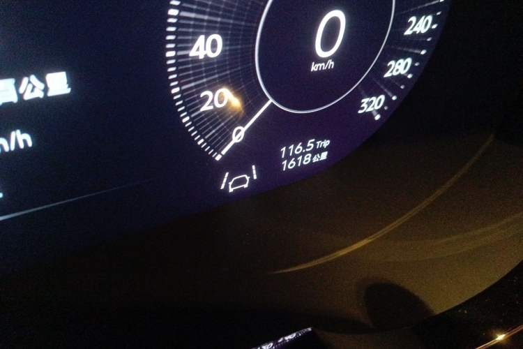 Used Bentley Bentayga 2024 4.0T V8 Long-Wheelbase Version Odometer Close Up