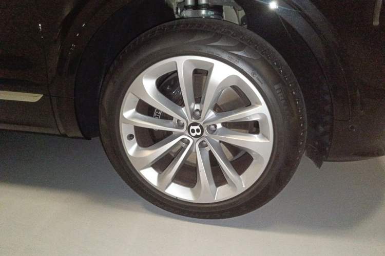 Used Bentley Bentayga 2024 4.0T V8 Long-Wheelbase Version Right Front Wheel Hub