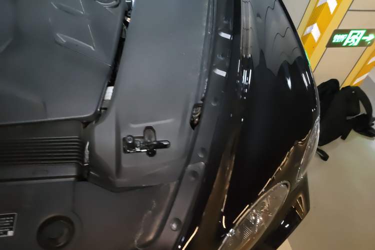 Used Bentley Bentayga 2024 4.0T V8 Long-Wheelbase Version Engine Bay Left