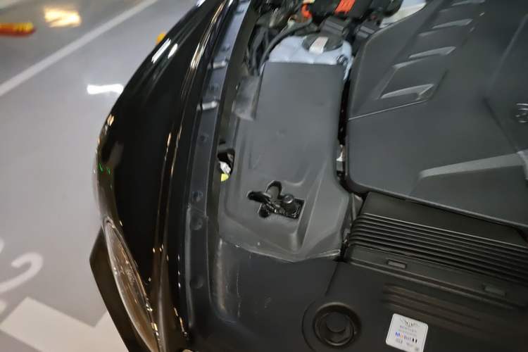 Used Bentley Bentayga 2024 4.0T V8 Long-Wheelbase Version Engine Bay Right