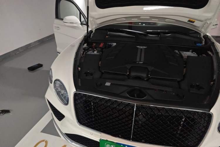 Used Bentley Bentayga 2024 4.0T V8 Engine Bay Right