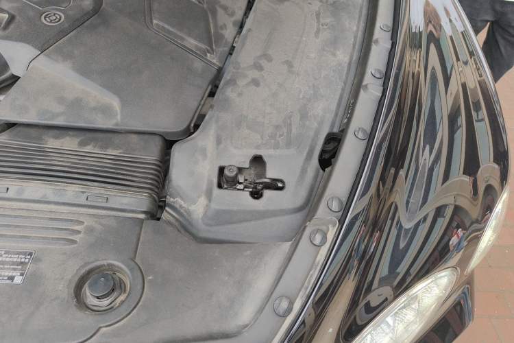 Used Bentley Bentayga Plug-in Hybrid 2021 3.0T PHEV Engine Bay Left