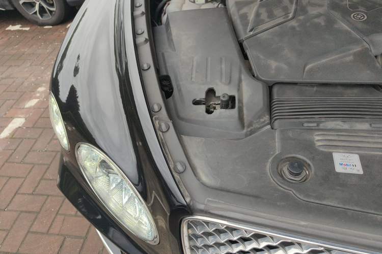 Used Bentley Bentayga Plug-in Hybrid 2021 3.0T PHEV Engine Bay Right