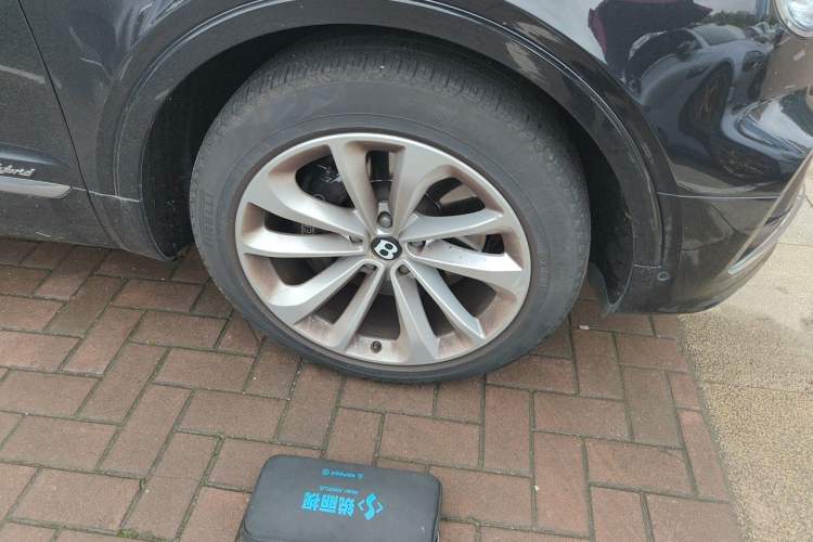 Used Bentley Bentayga Plug-in Hybrid 2021 3.0T PHEV Right Front Wheel Hub