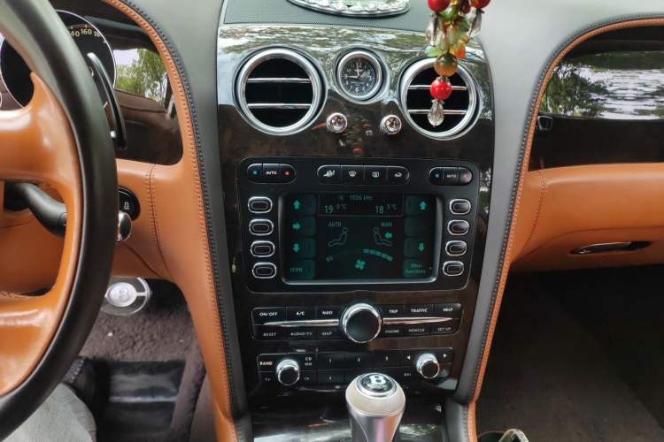 Used Bentley Flying Spur 2010 6.0T Four-Seat Version Audio And AC Panel