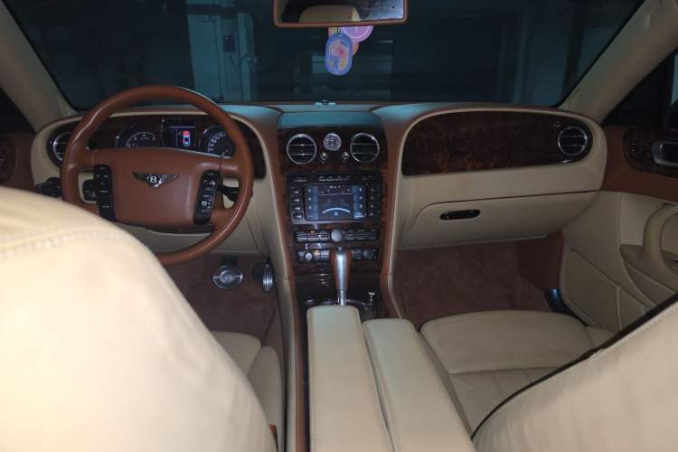 Used Bentley Flying Spur 2010 6.0T Five-Seat Version Center Console