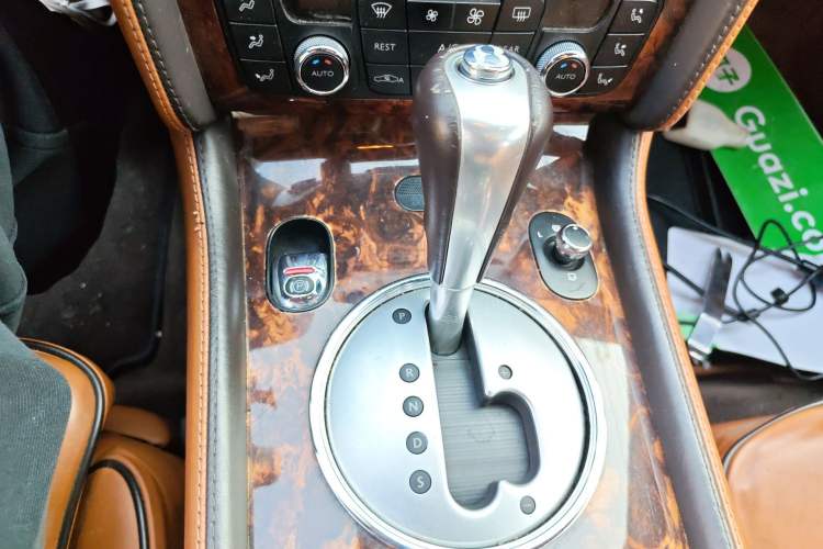 Used Bentley Flying Spur 2010 6.0T Five-Seat Version Gear Lever