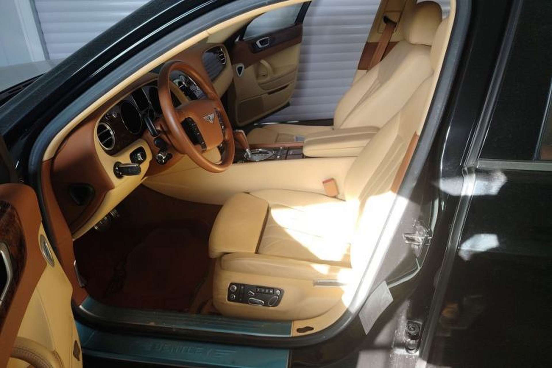 Used Bentley Flying Spur 2010 6.0T Five-Seat Version Left Front Seat
